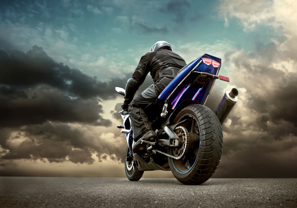 moto roadster de dos avec le ciel et les nuages au loin