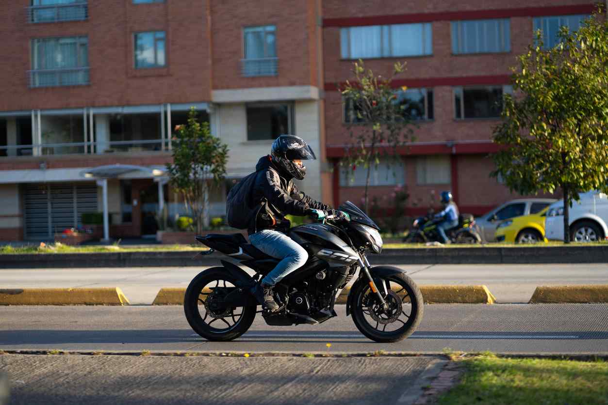 moto roadster qui circule en ville
