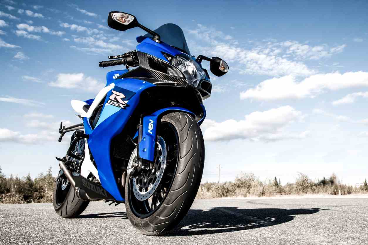 moto sportive sur la route avec le ciel et les nuages en fond