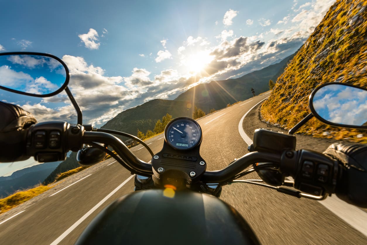 conducteur à moto sur la route
