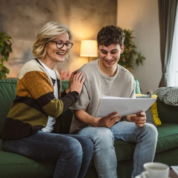 Jeune avec sa mère qui regardent des papiers
