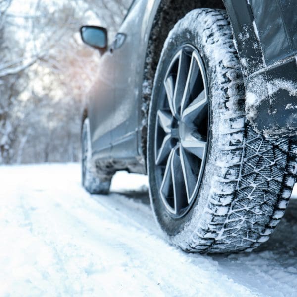 Pneu de voiture d’hiver sur une route enneigée