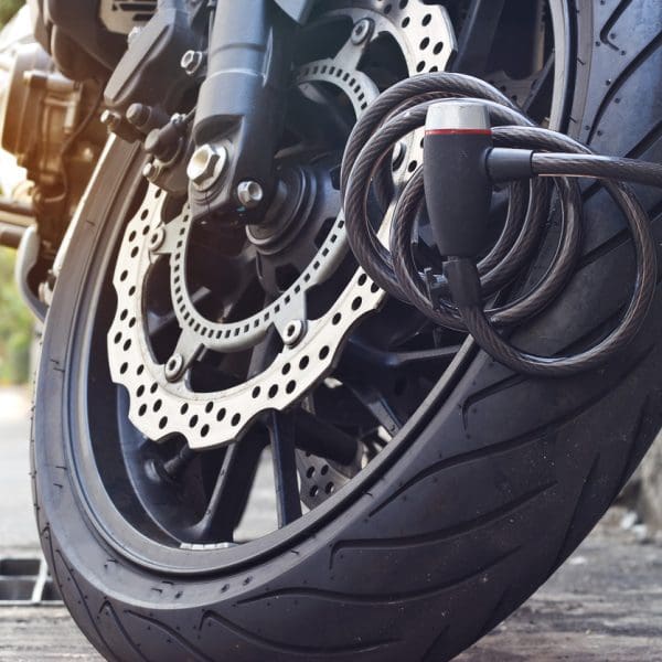 gros plan sur une moto avec un antivol