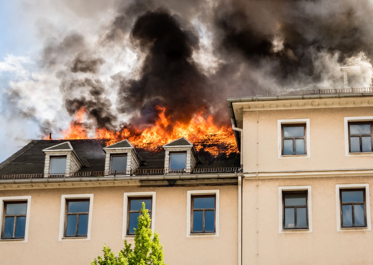 Poutre de toit en flammes