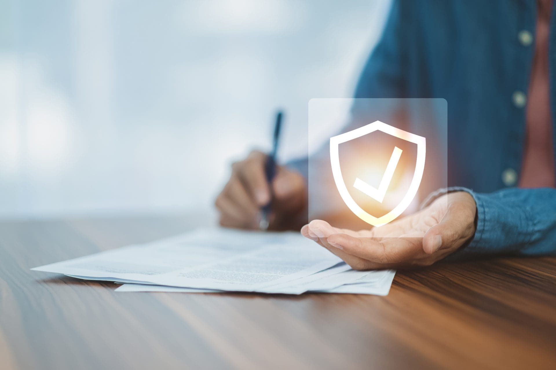 main d'un conseiller qui signe un document et sur le creux de son autre main, une validation digitale apparaît