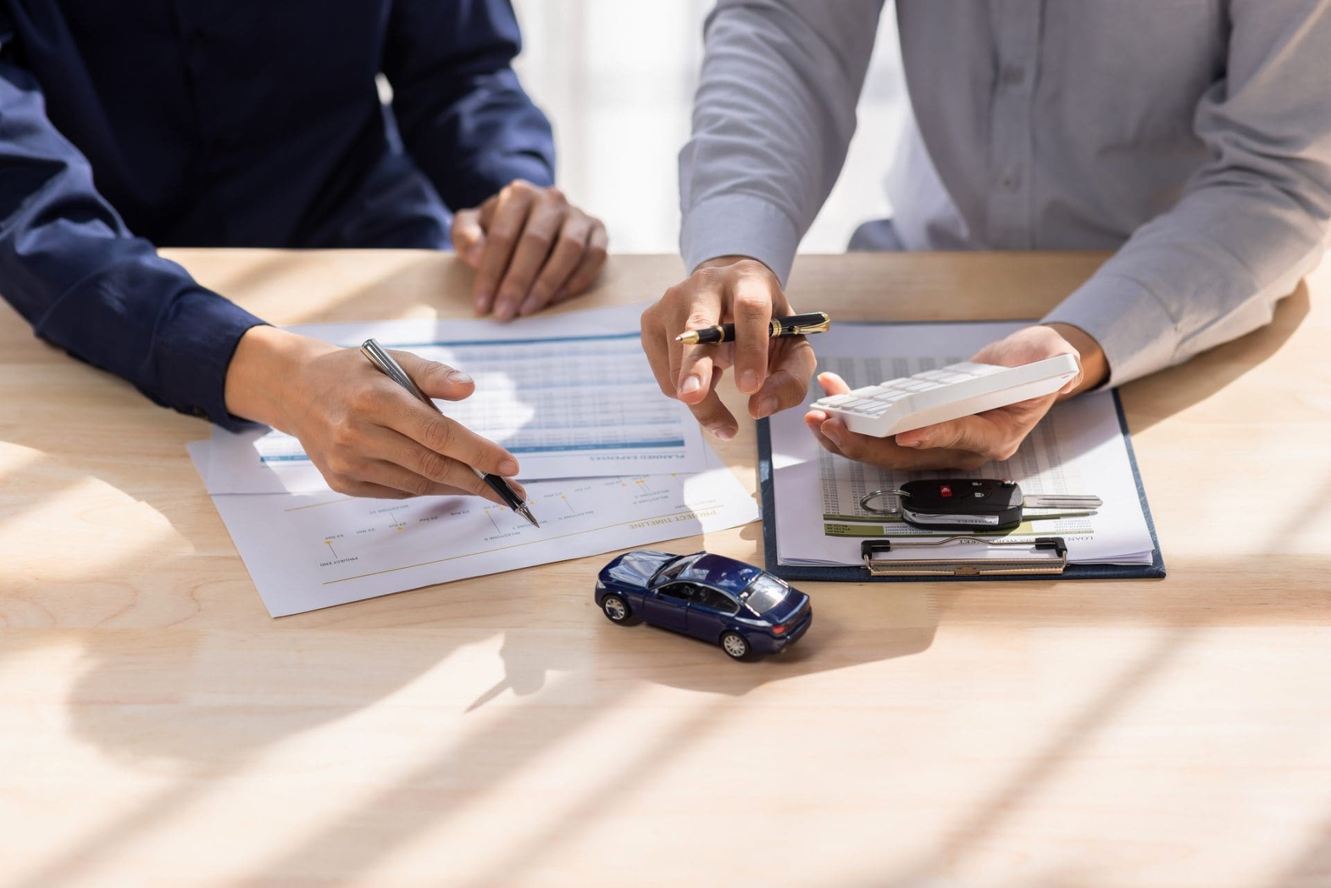 Deux personnes en train de discuter d'un contrat d'assurance auto