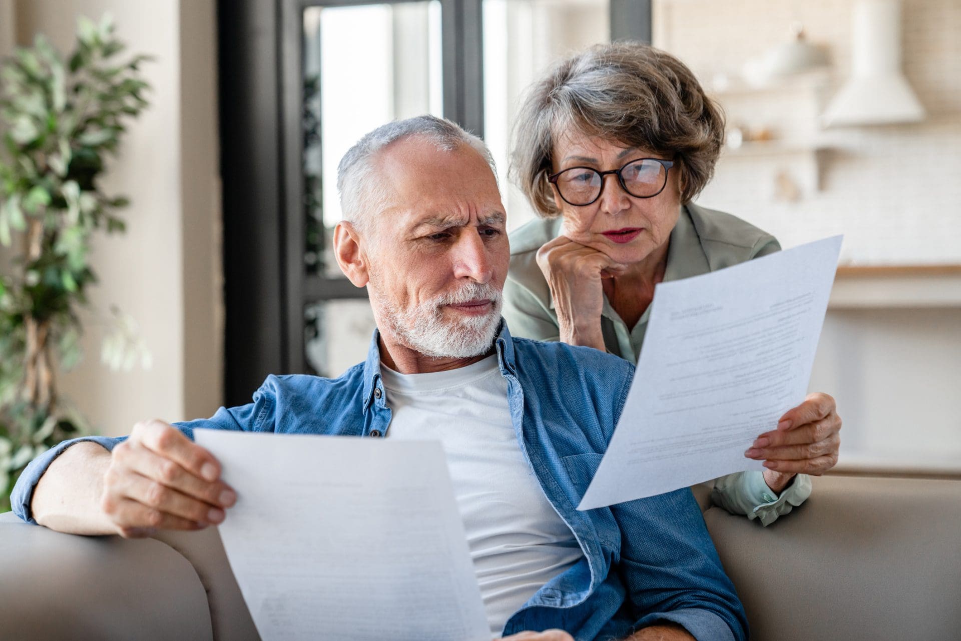 Grands-parents âgés lisant des documents