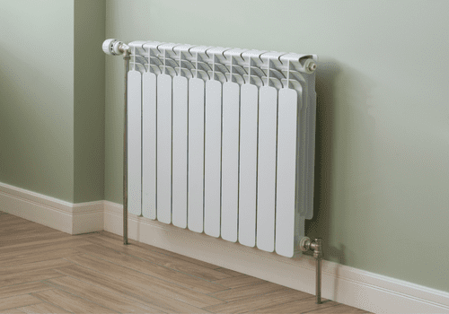 Maison avec une vue sur un mur vert et un radiateur accroché.