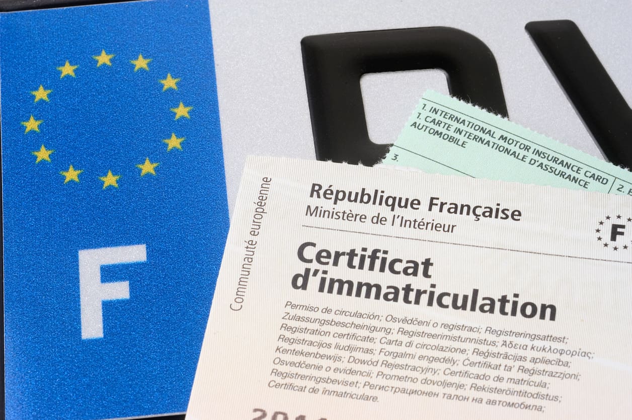 plaque d'immatriculation et certificat d'immatriculation