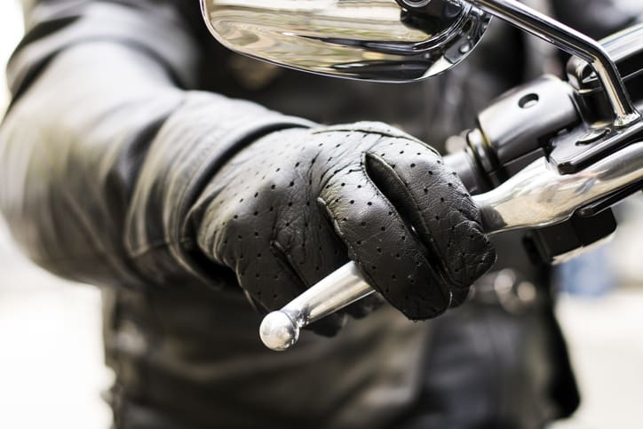 Main du motard sur le guidon du levier de frein