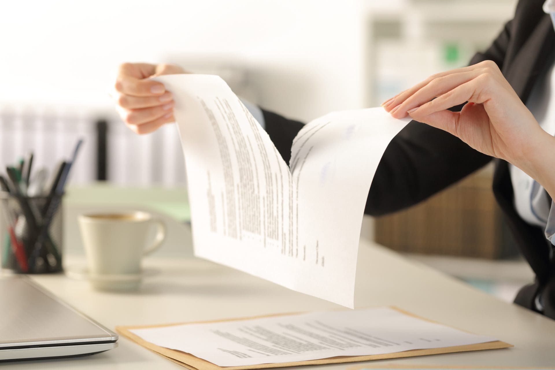 Document de rupture de main de femme d’affaires au bureau