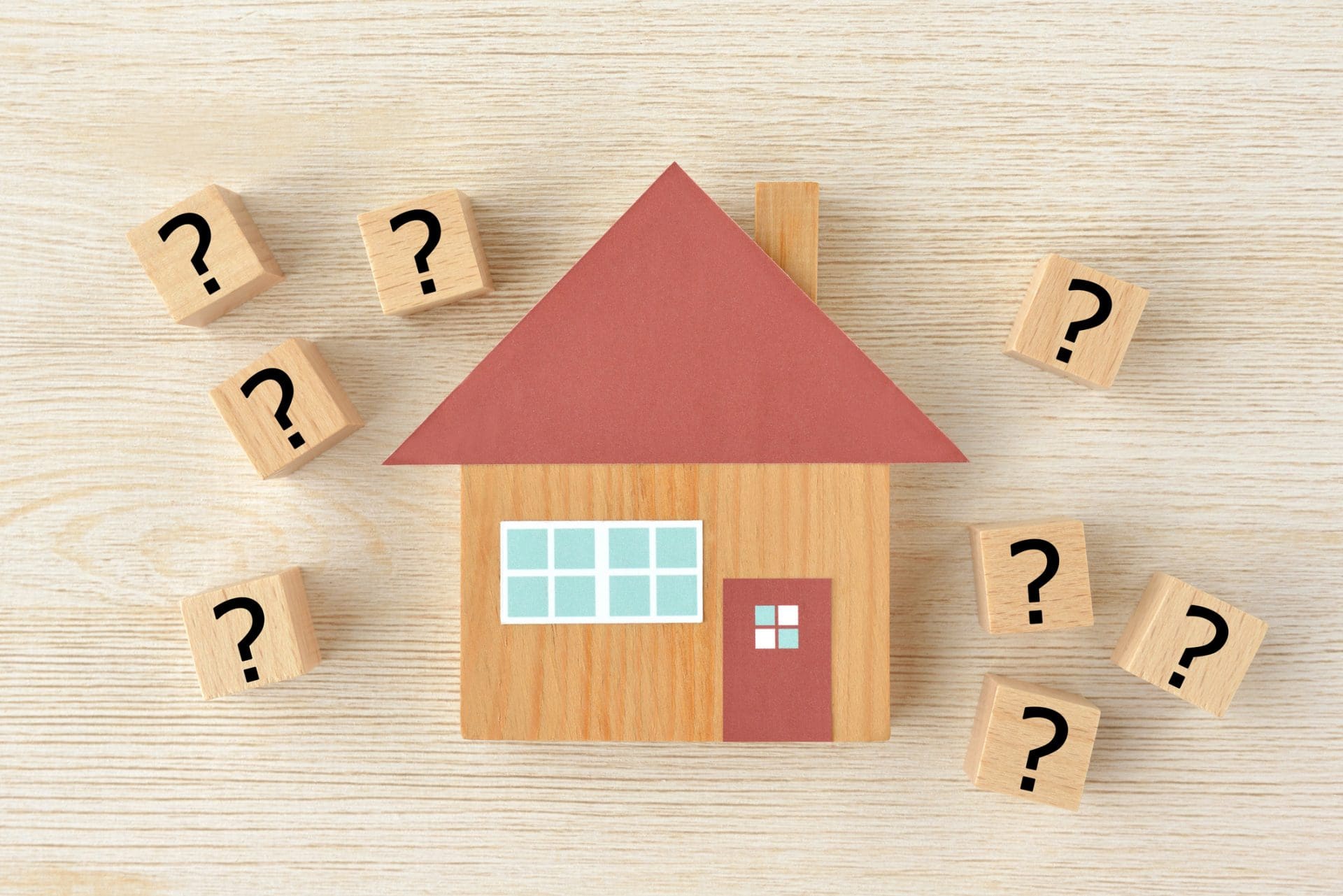 Objet de maison et blocs en bois avec le point d’interrogation -