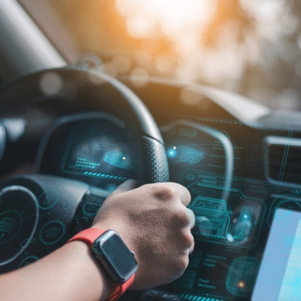 Une automobile du futur et une interface utilisateur graphique (GUI). L’Internet des objets le HUD, ou affichage tête haute