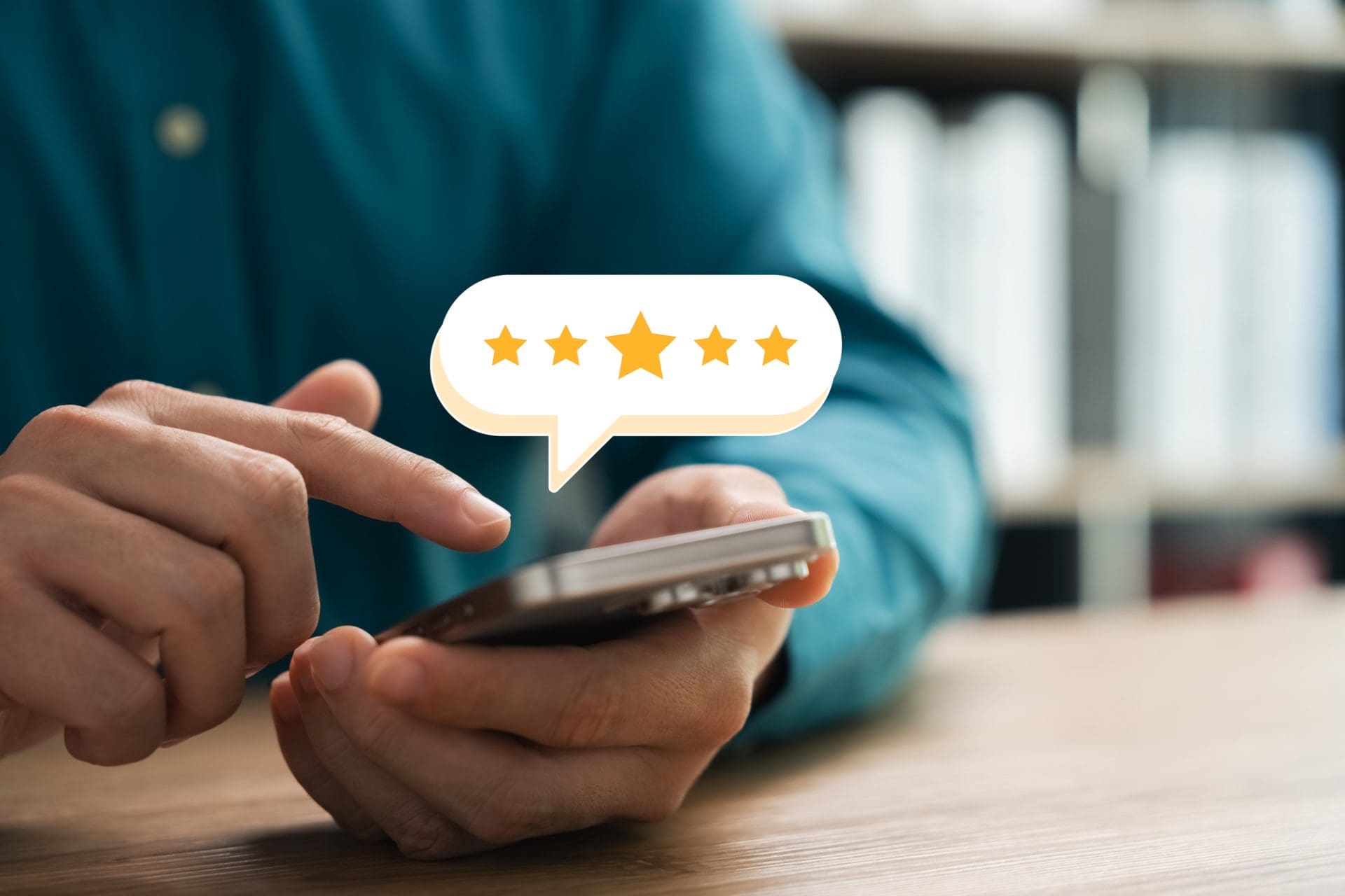 Homme utilisant un téléphone portable avec superposition graphique pour laisser une critique positive 5 étoiles en ligne