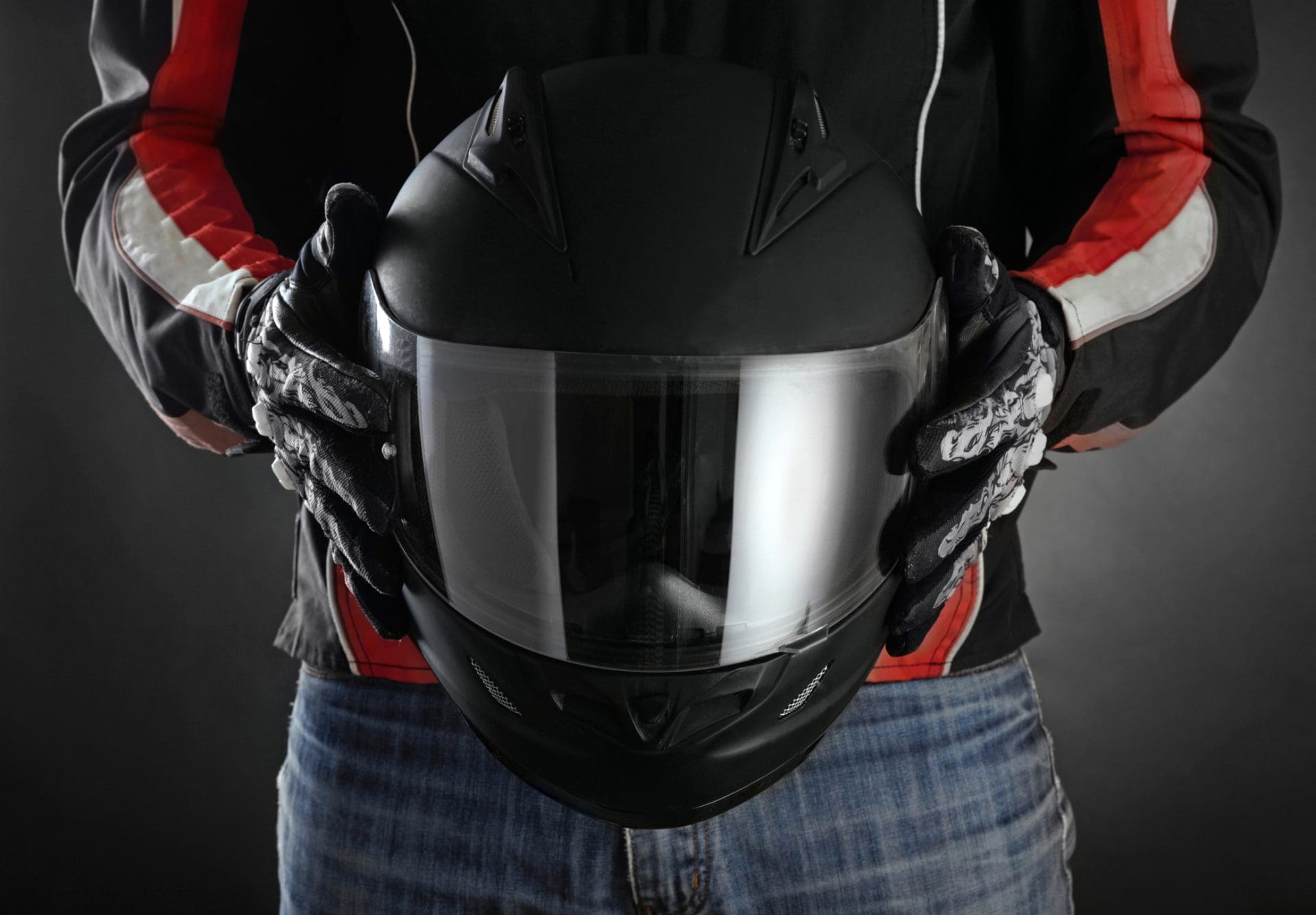Pilote avec casque dans ses mains.