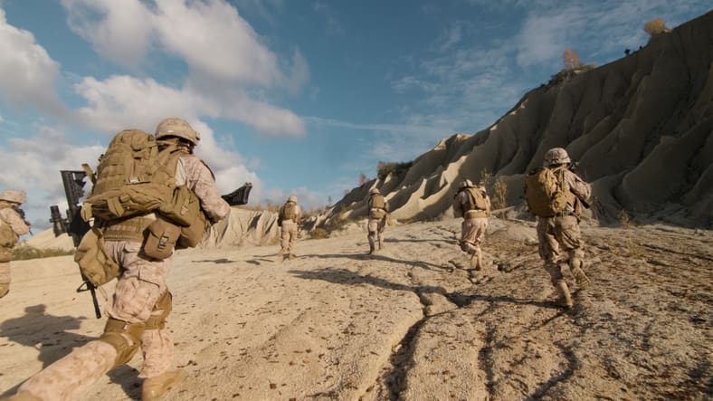 escouade de soldats en cours d’exécution
