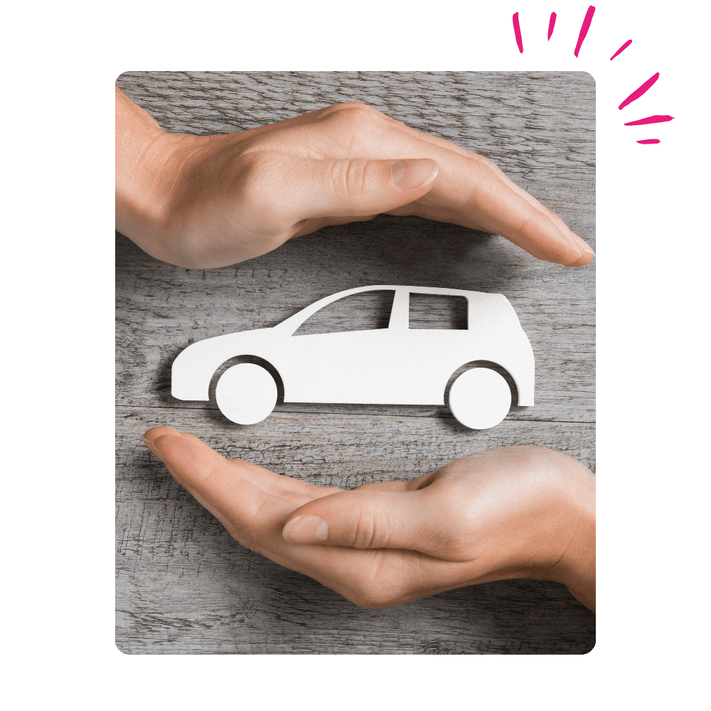 Voiture en papier entourée de deux mains