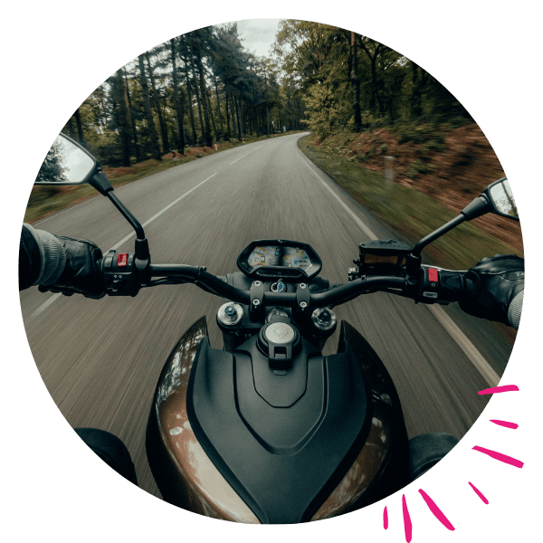Vue sur une moto à pleine vitesse