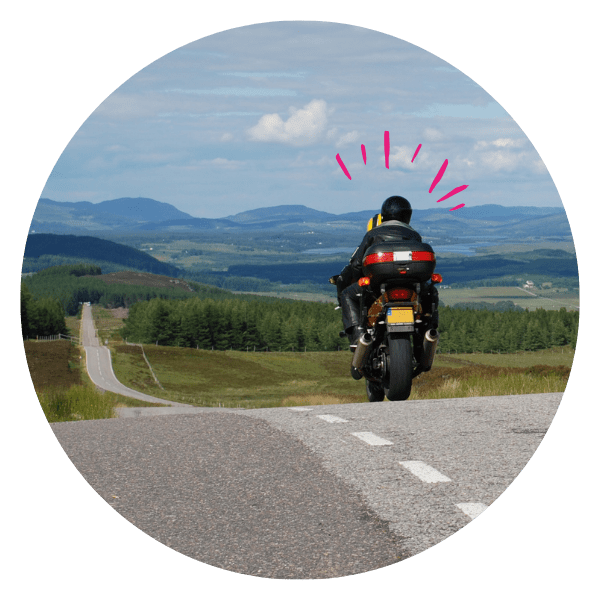 Route avec des descentes et des montées en moto