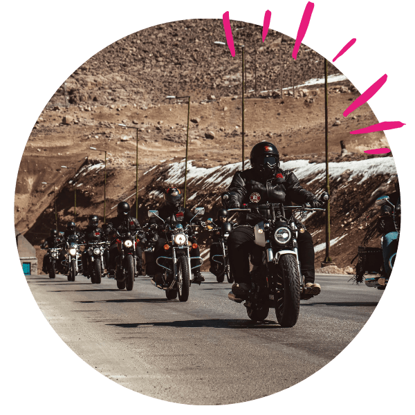 photo d'un groupe de motard sur la route