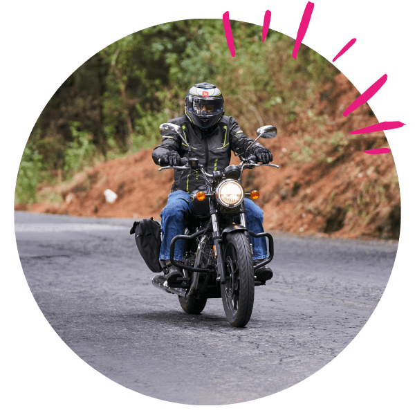 photo d'un motard seul sur la route