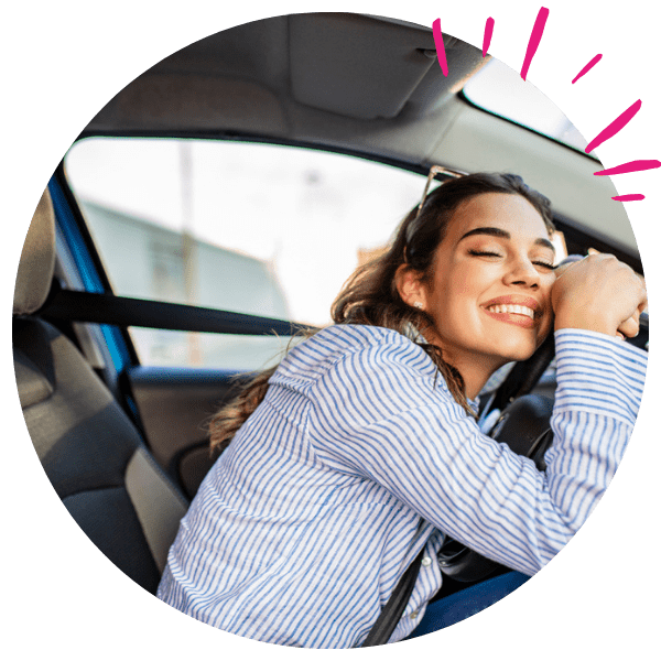 Femme en voiture faisant un sourire