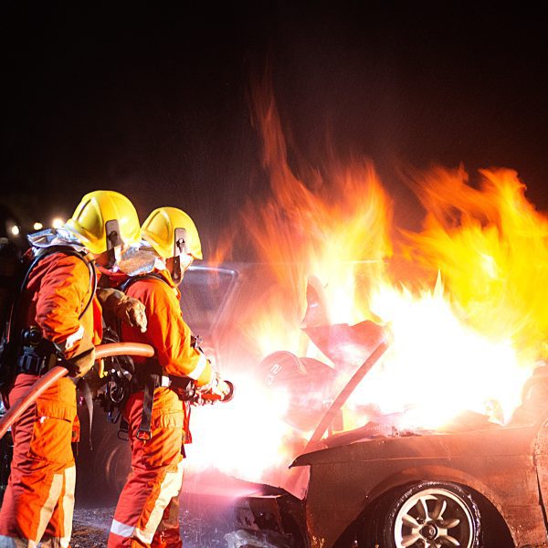 Les pompiers pulvérisent de l’eau et de la mousse pour éteindre un incendie brutal sur la voiture.