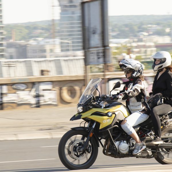 Moto roulant avec 2 personnes à bord