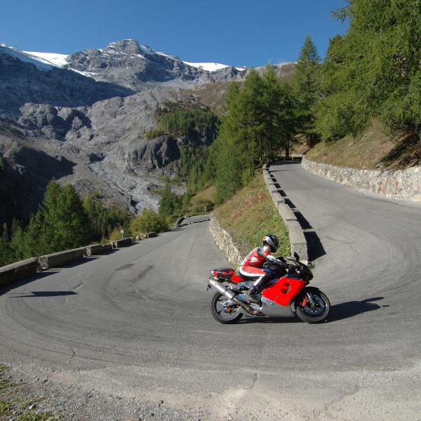 Balade à moto dans la montagne