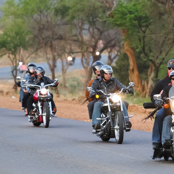 groupe de motards à moto sur une route