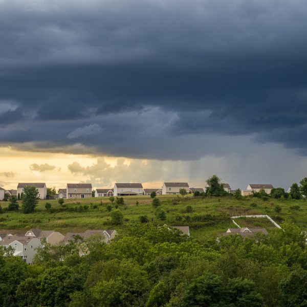 Des nuages d’orage planent au-dessus d’un quartier résidentiel