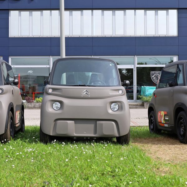 Trois Citroën Ami exposées devant la concession.