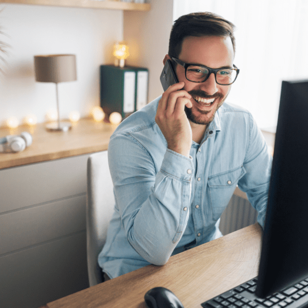 Homme faisant du télétravail