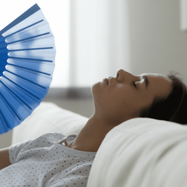 Femme se faisant de l'air avec un éventail