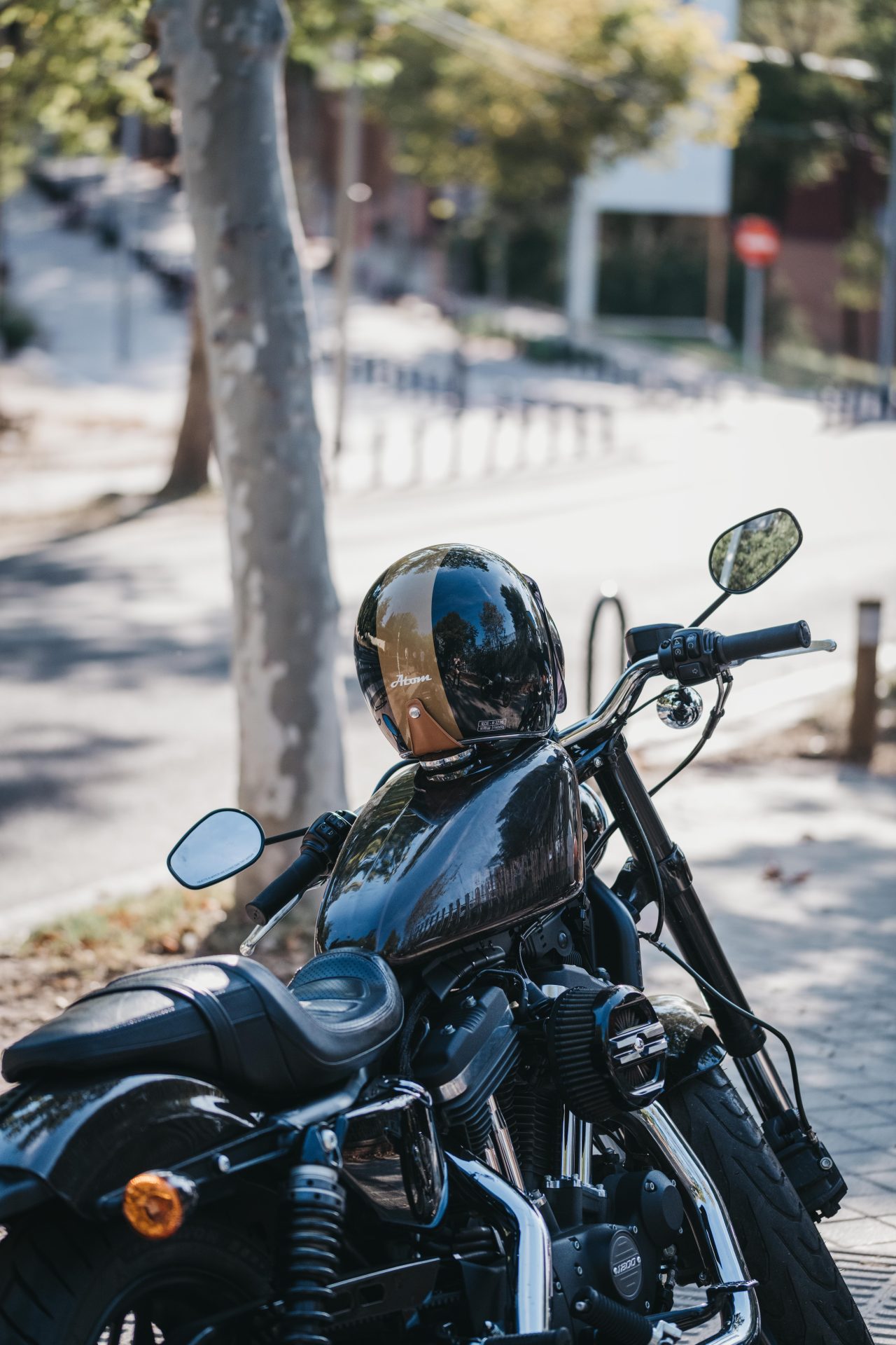 moto garée près d'un parc