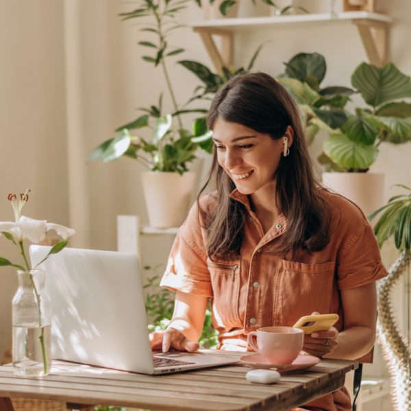 Femme faisant du télétravail avec son ordinateur