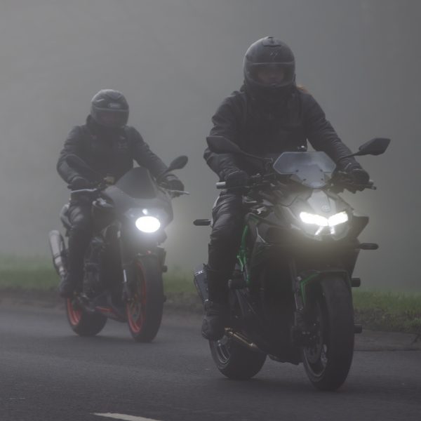Motos dans le brouillard
