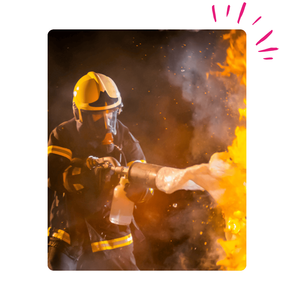 sapeur-pompier en train d'éteindre des flammes.