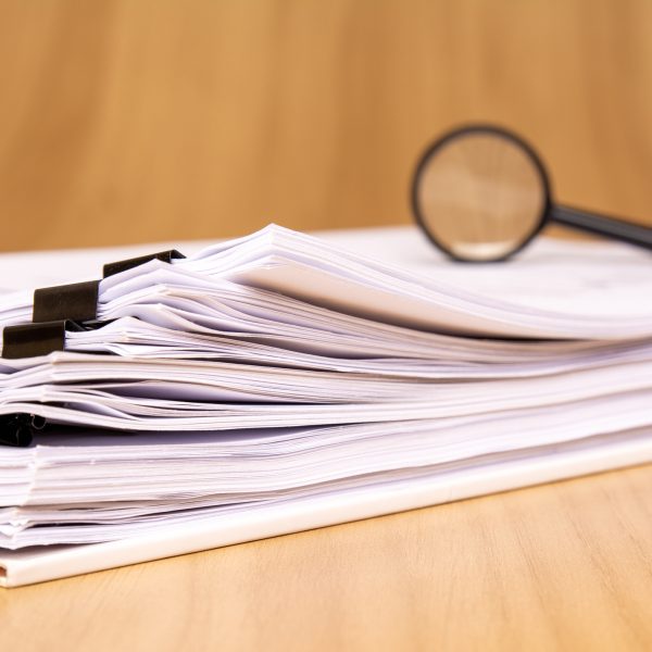 Documents organisés et une loupe