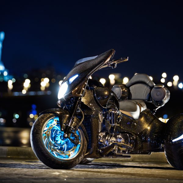 Moto modifiée en pleine nuit