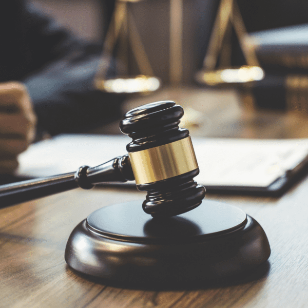 maillet de juge sur un bureau
